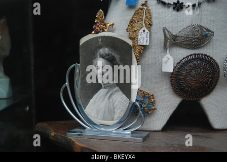 Schwarz / weiß Foto einer viktorianischen Frau auf dem Display in eine antike/Junk-Schaufenster. Stockfoto