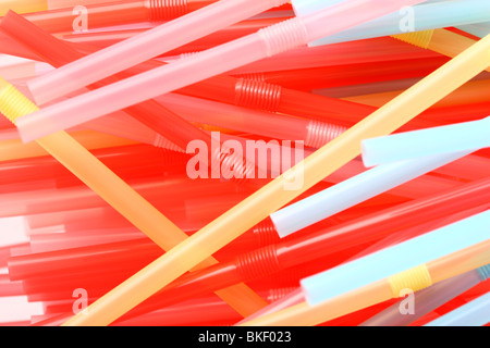 Trinkhalme, Kunststoff, flexibel, verschiedene Farben. Stockfoto