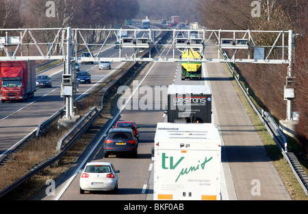 Maut-Brücke auf einer Autobahn in Deutschland. Detektoren in der Brücke registrieren alle LKW, die Maut auf deutschen Autobahnen zahlen müssen. Stockfoto