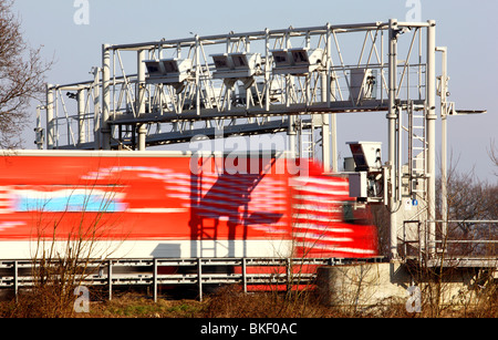 Maut-Brücke auf einer Autobahn in Deutschland. Detektoren in der Brücke registrieren alle LKW, die Maut auf deutschen Autobahnen zahlen müssen. Stockfoto