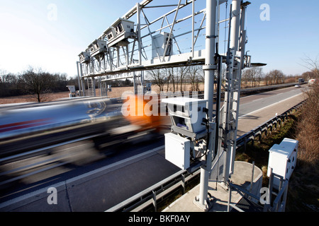 Maut-Brücke auf einer Autobahn in Deutschland. Detektoren in der Brücke registrieren alle LKW, die Maut auf deutschen Autobahnen zahlen müssen. Stockfoto