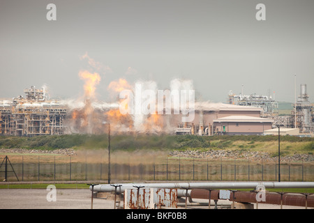 Abfackeln von Gas bei einer Gas-Aufbereitungsanlage am Rampside in der Nähe von Barrow in Furness, Großbritannien Stockfoto