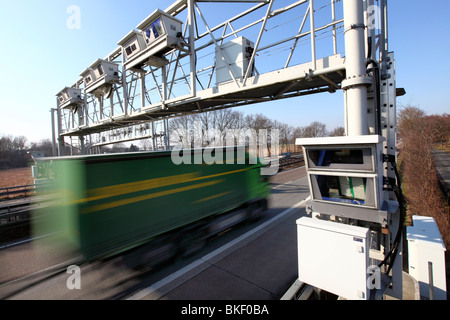 Maut-Brücke auf einer Autobahn in Deutschland. Detektoren in der Brücke registrieren alle LKW, die Maut auf deutschen Autobahnen zahlen müssen. Stockfoto