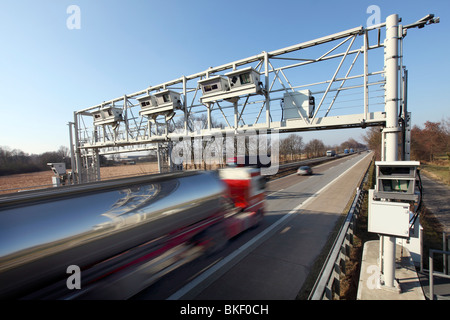 Maut-Brücke auf einer Autobahn in Deutschland. Detektoren in der Brücke registrieren alle LKW, die Maut auf deutschen Autobahnen zahlen müssen. Stockfoto