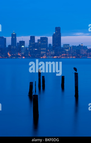 Retro-Bilder der Skyline von Seattle aus West Seattle bei Sonnenaufgang mit Pilings entlang der Elliott Bay Seattle Washington State USA Stockfoto