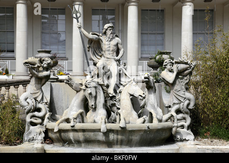 Detail der Neptun-Brunnen gemacht aus Portland-Stein im Jahr 1893 die Parade Cheltenham uk Stockfoto