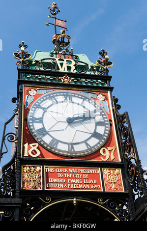 Die viktorianischen Eastgate Clock über dem Stadttor am Eastgate im historischen Zentrum von Chester, Cheshire, England, UK Stockfoto