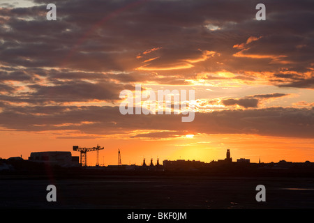 Sonnenuntergang über Barrow in Furness Stadt und Werft, Cumbria, UK. Stockfoto