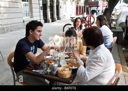 gehobenen Mexikanerin mit hübscher junger Erwachsener Sohn & Tochter essen Nudeln im Straßencafé in Roma Viertel von Mexiko-Stadt Stockfoto