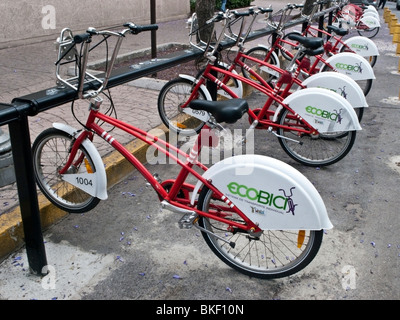 Reihe von leuchtend roten Eco Fahrräder am Bahnhof in Condesa Viertel-Mexiko-Stadt von Personen verwendet werden, die jährlich das Programm abonnieren Stockfoto