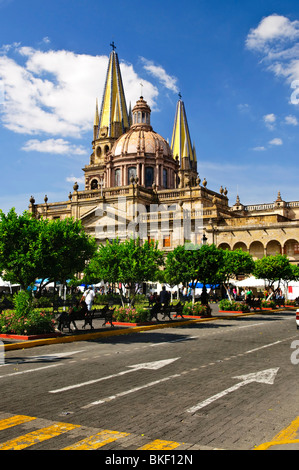 Blick auf die Kathedrale vom Zocalo im historischen Zentrum in Guadalajara, Jalisco, Mexiko Stockfoto