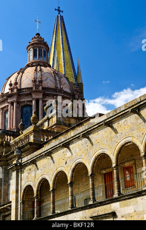 Blick auf die Kathedrale vom Zocalo im historischen Zentrum in Guadalajara, Jalisco, Mexiko Stockfoto