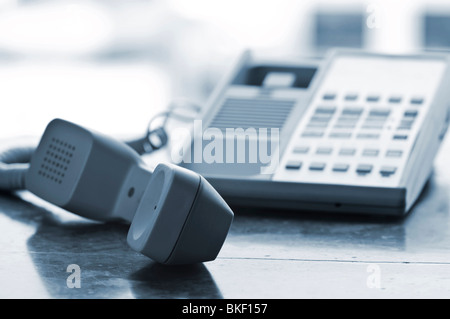 Telefonhörer ab auf Schreibtisch Stockfoto