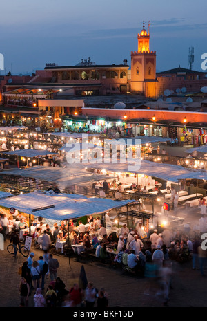 Platz Djemaa el-Fna in der Dämmerung in Marrakesch, Marokko Stockfoto