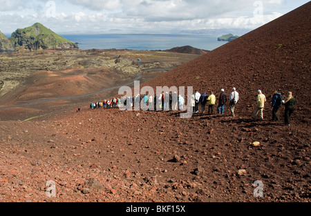 Reisegruppe am Hang des Vulkan Eldfell Vestmannaeyar Island Stockfoto