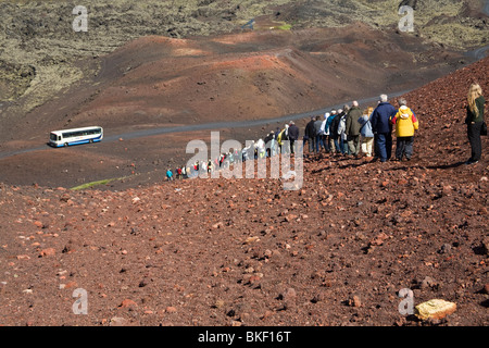 Reisegruppe am Hang des Vulkan Eldfell Vestmannaeyar Island Stockfoto