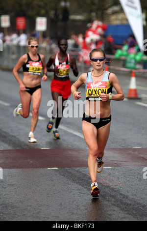 Alyson Dixon läuft in den Virgin London Marathon 2010 Stockfoto