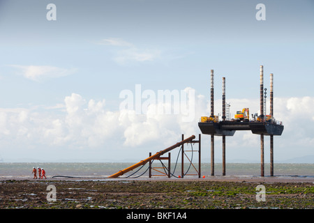 Installieren das Stromkabel an Land aus der Robin Rigg Offshore-Windpark in der Solway Firth, UK Stockfoto