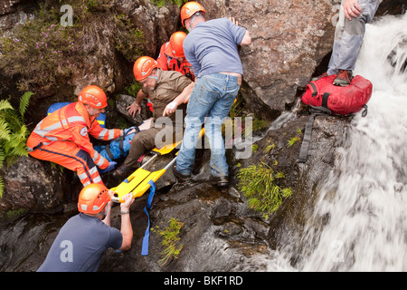 Evakuieren einen verletzten Mann aus Wrynose Pas, Lake District. Stockfoto