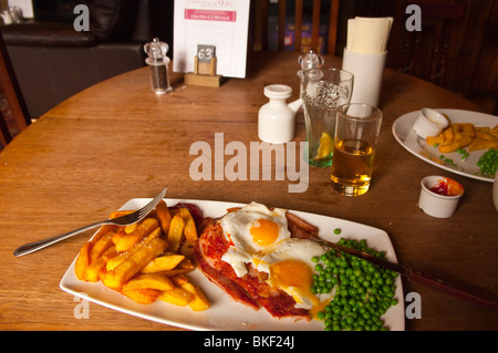 Schinken, Eiern und Chips in The Rushbrooke Arms Pub-Restaurant in Sicklesmere in der Nähe von Bury St Edmunds, Suffolk, England, UK Stockfoto