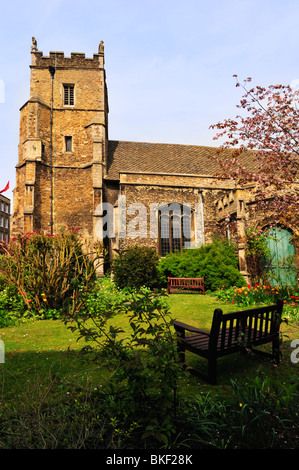 CAMBRIDGE, Großbritannien - 24. APRIL 2010: Außenansicht der St. Botolph's Parish Church Stockfoto