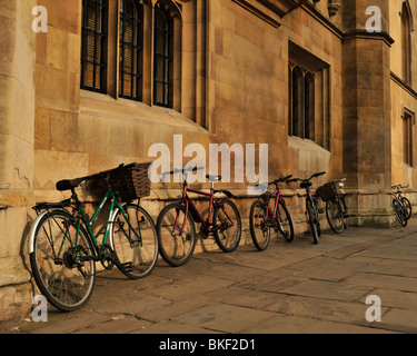 CAMBRIDGE, Großbritannien - 24. APRIL 2010: Fahrräder gegen die alte University College Wall Stockfoto