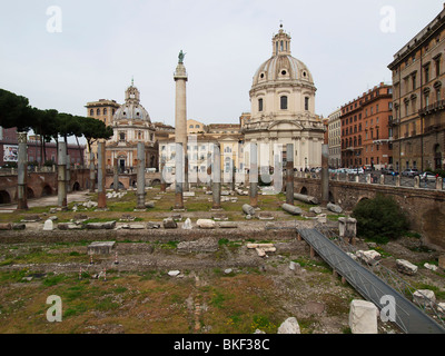 Blick auf das Trajan-Forum in Rom mit Trajanssäule. Rom, Lazio, Italien. Foro Traiano Colonna Traiana Stockfoto