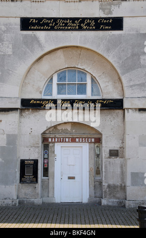 Grad II aufgeführten Fassade des Hauses Uhr in Ramsgate, Kent, beherbergt heute die Städte Maritime Museum. Stockfoto