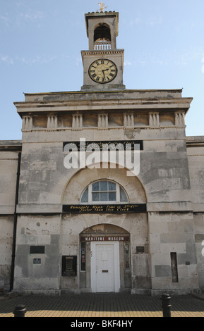 Grad II aufgeführten Fassade des Hauses Uhr in Ramsgate, Kent, beherbergt heute die Städte Maritime Museum. Stockfoto