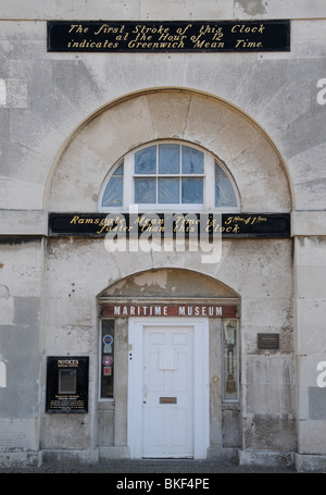 Grad II aufgeführten Fassade des Hauses Uhr in Ramsgate, Kent, beherbergt heute die Städte Maritime Museum. Stockfoto