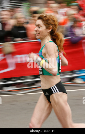 Läufer, die im Wettbewerb mit dem diesjährigen London Marathon auf Sonntag, 25. April 2010 Stockfoto