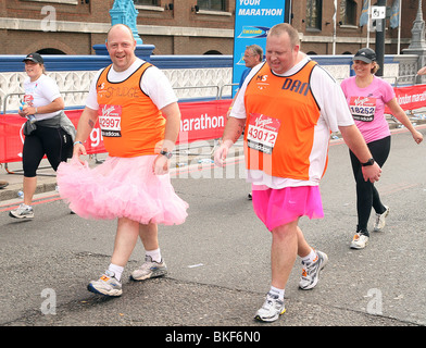 Läufer, die im Wettbewerb mit dem diesjährigen London Marathon auf Sonntag, 25. April 2010 Stockfoto