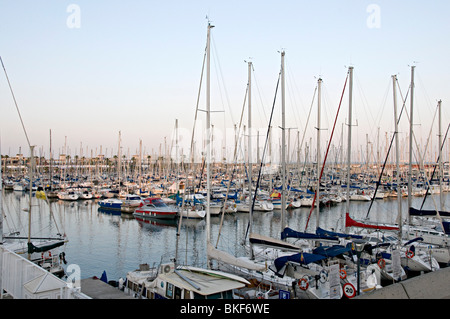 Port Olimpic Barcelona mit festgemachten Boote im Hafen Stockfoto