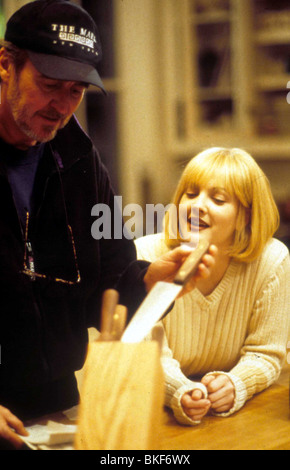 WES CRAVEN (DIR) AM SET SCREAM (1996) MIT DREW BARRYMORE CRAV 002 Stockfoto