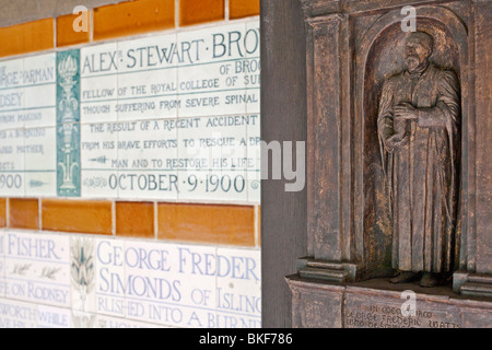 Schnitzen von George Frederick Watts und Memorial Fliesen. Postman es Park, Stadt, London, England, Vereinigtes Königreich Stockfoto