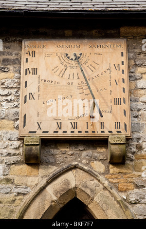 Sonnenuhr, Pfarrkirche St. Lawrence, Eyam, Derbyshire Stockfoto