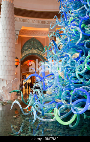 Eine massive Glas Kunst Instalation im Foyer des hyper luxuriösen Atlantis auf der Palm-Hotel in Dubai Stockfoto