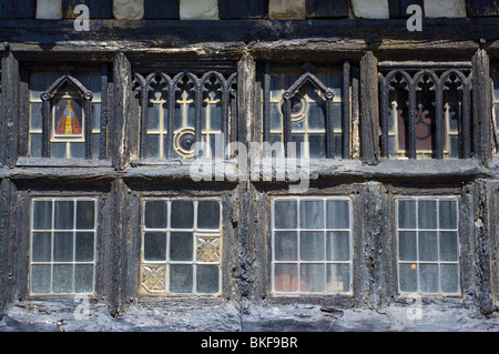 Alten Bleiglasfenster In eine alte Holz gerahmt Gebäude Stockfoto