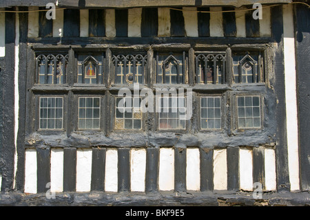 Alten Bleiglasfenster In eine alte Holz gerahmt Gebäude Stockfoto