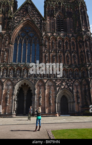 Touristen fotografieren an der westlichen Front der Kathedrale von Lichfield. Stockfoto