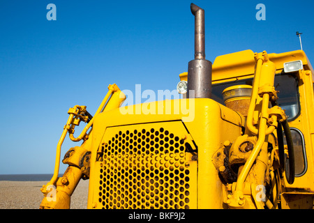 Gelbe Raupe Planierraupe am Strand von Aldeburgh, Suffolk, UK Stockfoto