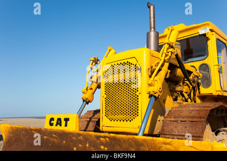 Gelbe Raupe Planierraupe am Strand von Aldeburgh, Suffolk, UK Stockfoto