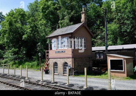 Ein alte Eisenbahn-Trainer steht hinter dem Stellwerk Highley, Severn Valley Stockfoto