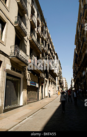 Balkone der Wohnungen in Barcelona Spanien über Geschäfte Stockfoto