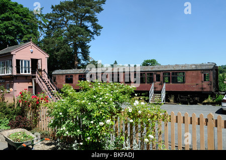 Ein alte Eisenbahn-Trainer steht hinter dem Stellwerk auf Arley Station, Severn Valley Stockfoto