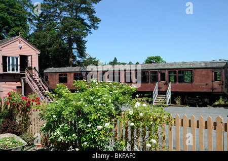 Ein alte Eisenbahn-Trainer steht hinter dem Stellwerk auf Arley Station, Severn Valley Stockfoto