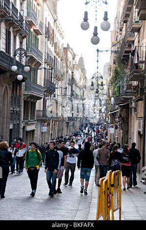 Carrer de Ferran Straße mit Passanten in barcelona Stockfoto