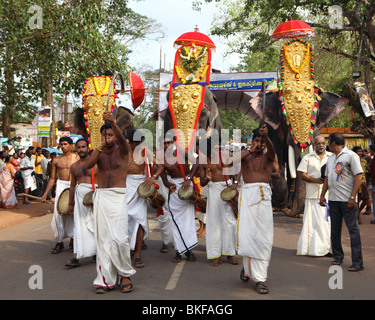 Trommler und Trompeter führen geschmückten Elefanten zum Jahresbeginn ein Tempelfest in Varkala, Kerala, Indien. Stockfoto