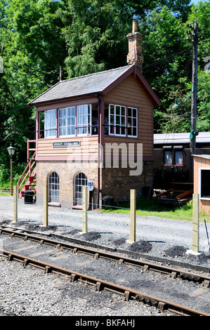 Ein alte Eisenbahn-Trainer steht hinter dem Stellwerk Highley, Severn Valley Stockfoto