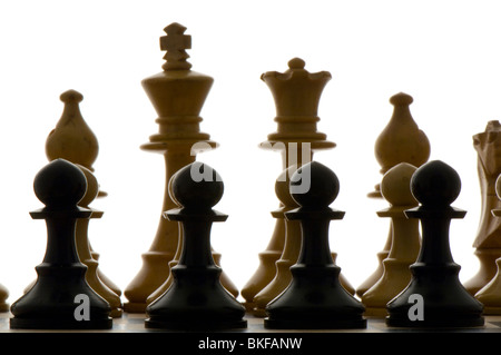 Schach. Lassen Sie das Turnier beginnen. Schwarzen Bauern vor Weiß Schach Figuren auf dem Schachbrett Stockfoto